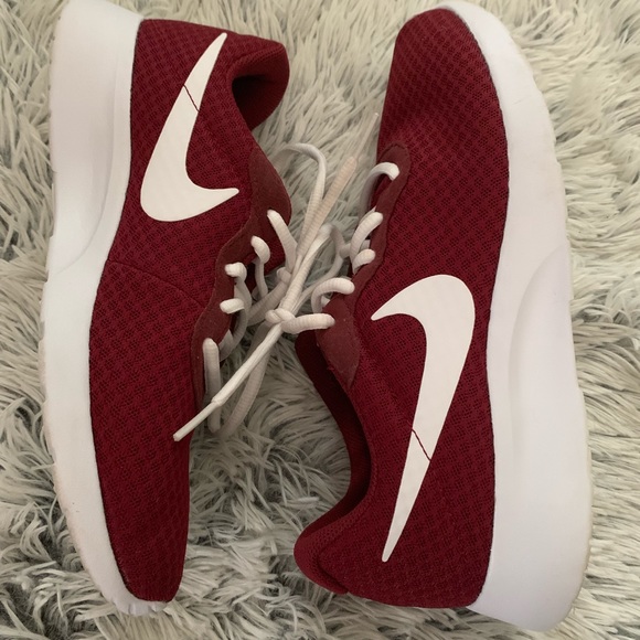 nike tanjun maroon womens